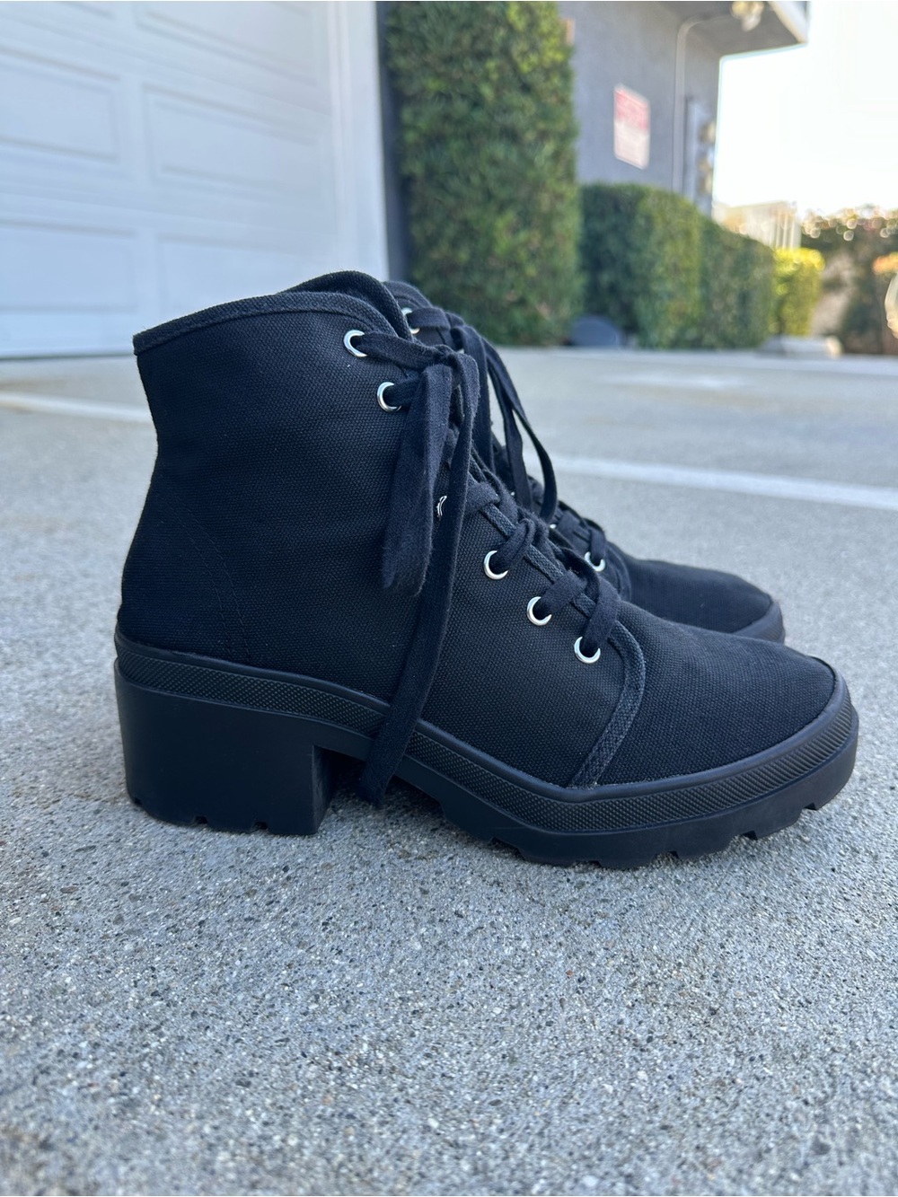 Forever 21 Black Canvas Lace Up Lug Sole Block Heel Combat Ankle Boots Size 9
